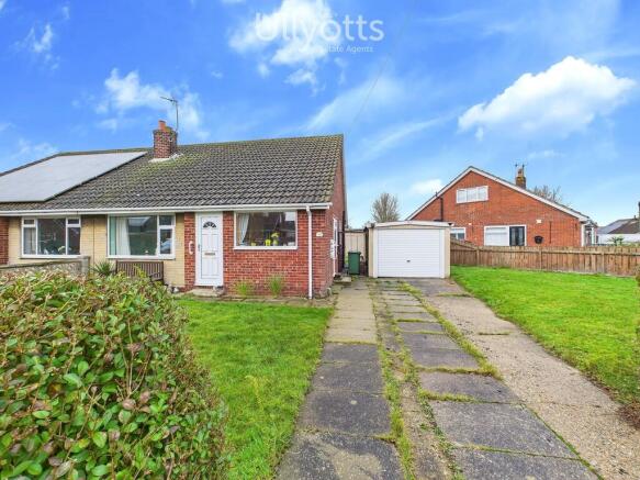 2 bed property, in Hollycroft, £165,000