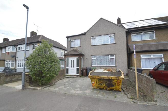 4 bed property, in Marston Avenue, £450,000