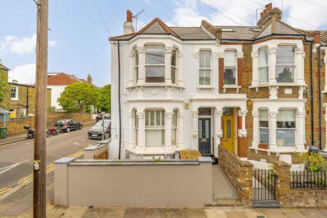 2 bed property, in Rainham Road, £650,000