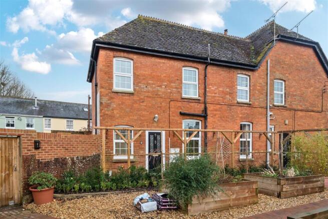 2 bed property, in High Street, £200,000