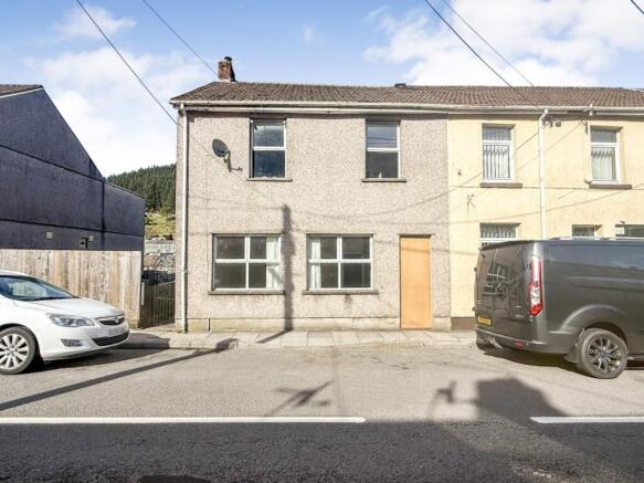 3 bed property, in Commercial Street, £40,000