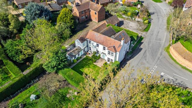 5 bed property, in Main Street, £800,000