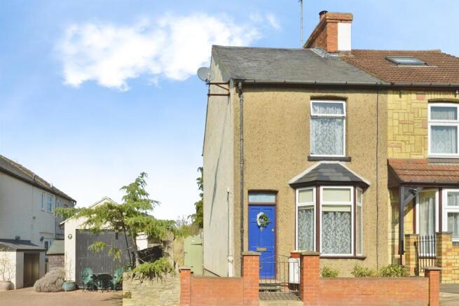 2 bed property, in Vicarage Road, £270,000