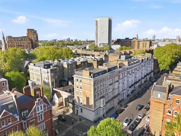 2 bed property, in Harrington Gardens, £725,000
