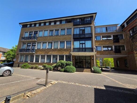 1 bed property, in Fairfield Road, £273,000