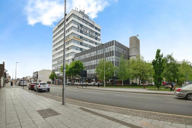 1 bed property, in High Street, £86,000