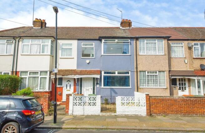 4 bed property, in Randolph Approach, £450,000
