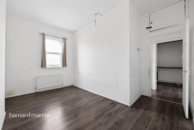 1 bed property, in Brigstock Road, £140,000