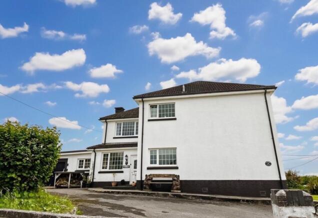 5 bed property, in Llannon Road, £389,950