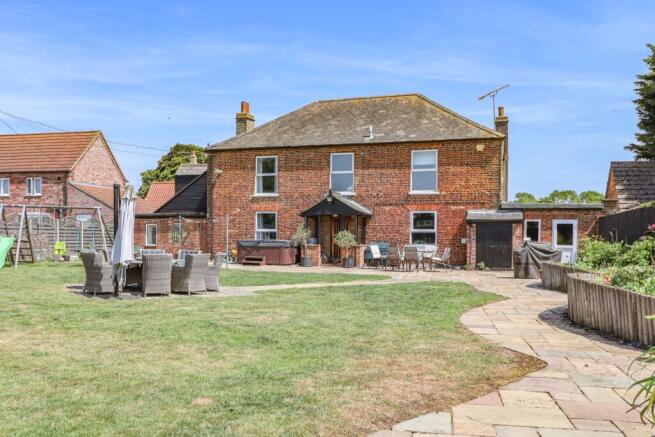 4 bed property, in Saxon Way, £675,000