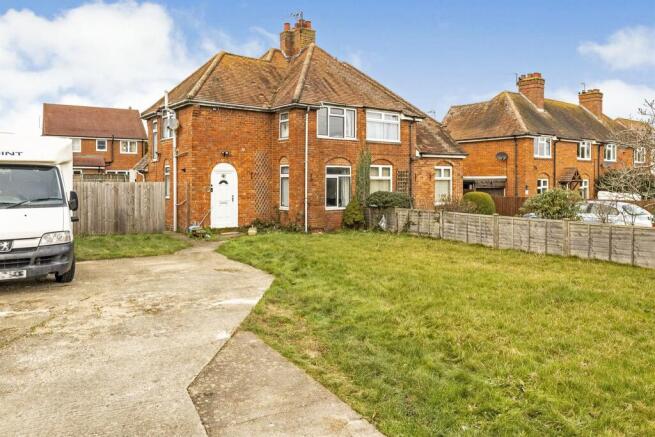 2 bed property, in Buckingham Road, £390,000