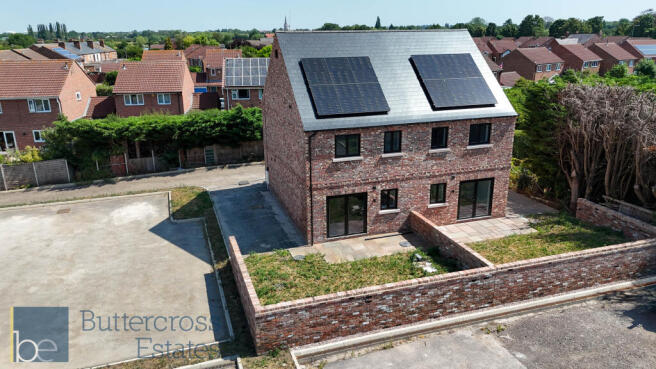 3 bed property, in Mills Drive, £240,000