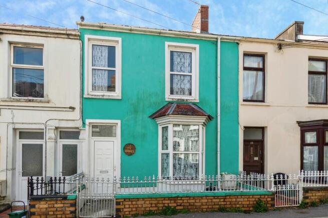 3 bed property, in The Avenue, £140,000