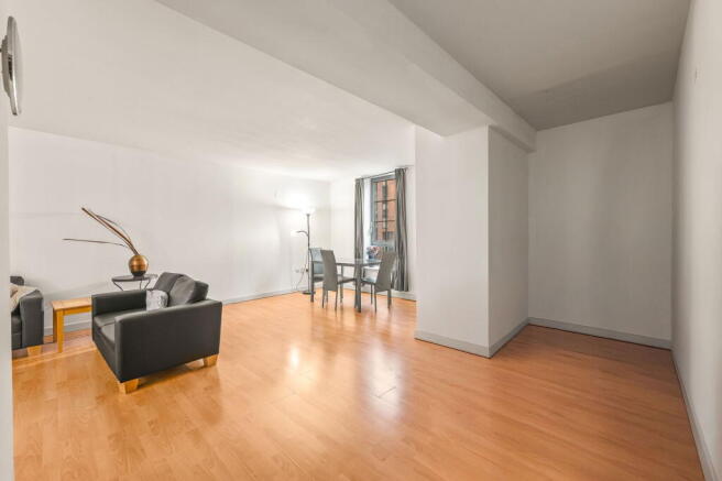 2 bed property, in Queens Road, £130,000