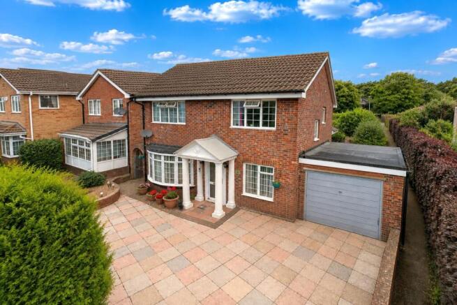 4 bed property, in Croesonen Parc, £385,000