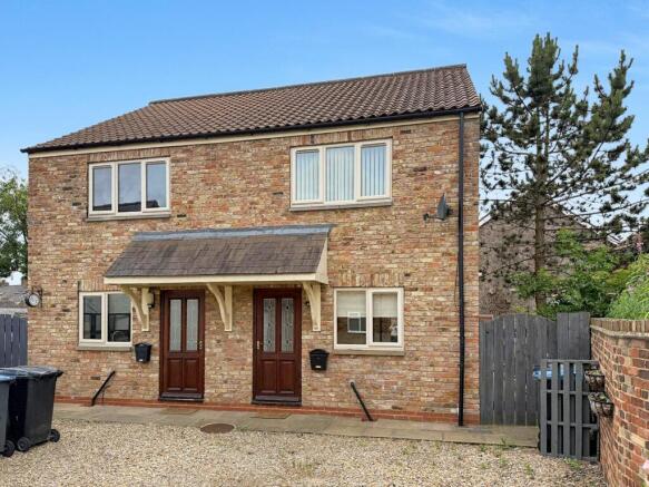 2 bed property, in Long Street, £125,000