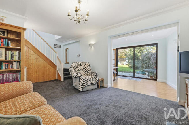 3 bed property, in Hook End Road, £550,000
