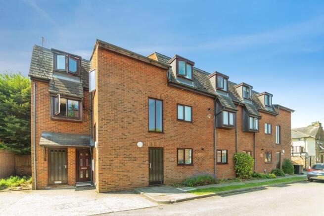 1 bed property, in Mansfield Gardens, £230,000