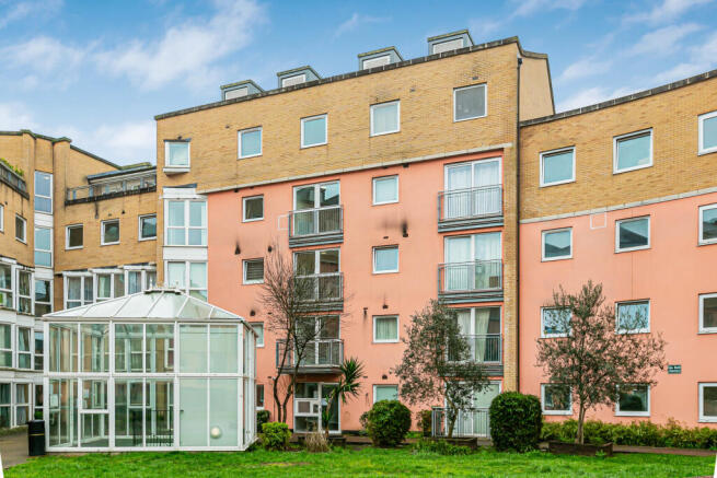 2 bed property, in Wooldridge Close, £205,000