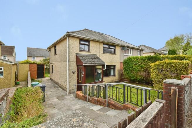 3 bed property, in Bryn Pica, £150,000