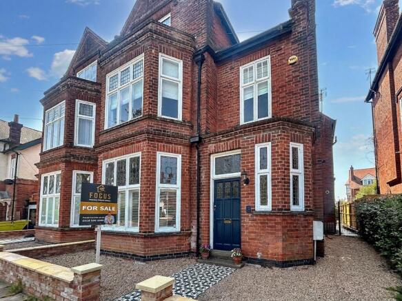 6 bed property, in Woodland Avenue, £575,000