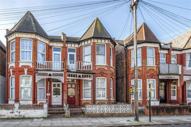 2 bed property, in Arcadian Gardens, £385,000