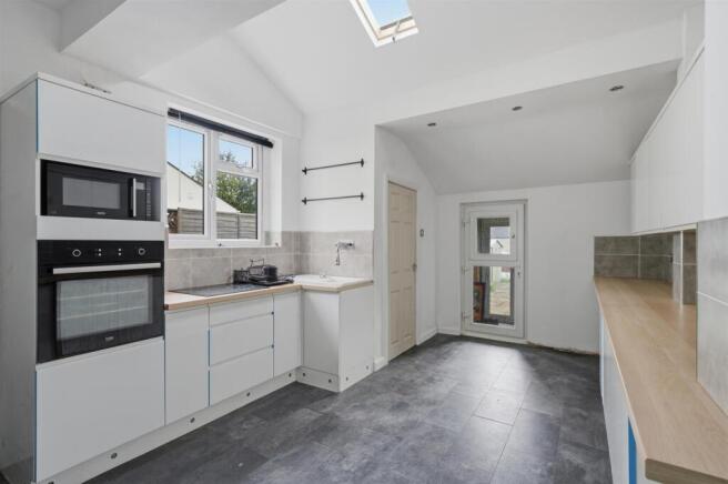 4 bed property, in Sunnybank Road, £275,000