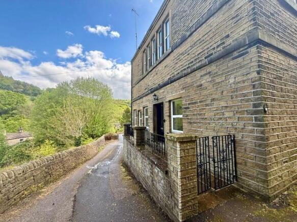 2 bed property, in Booth Hill, £169,950
