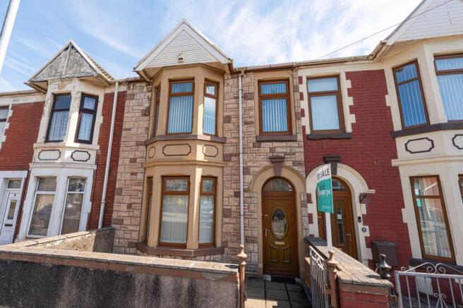 3 bed property, in Victoria Road, £180,000