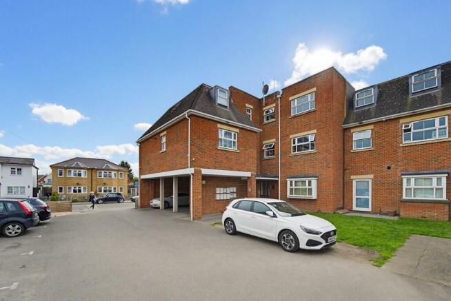 2 bed property, in Terrace Road, £230,000