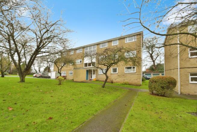 2 bed property, in Park Grange Croft, £105,000