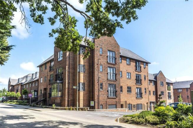 2 bed property, in Carter Court, £280,000