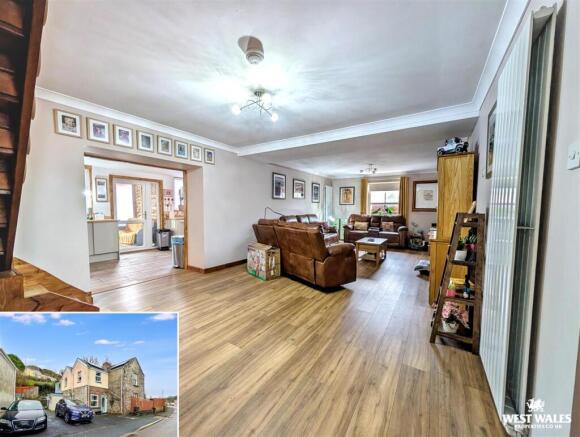 5 bed property, in St. Clears, £375,000