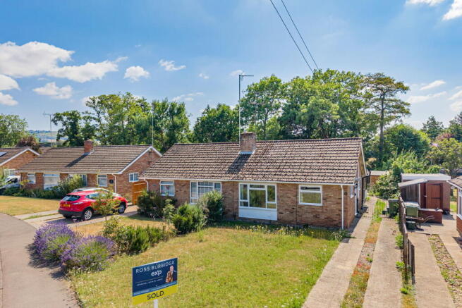 2 bed property, in Southgate Drive, £300,000