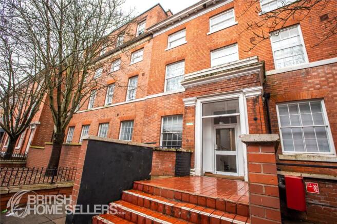1 bed property, in Princess Road West, £130,000