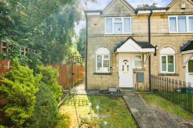2 bed property, in Cardinal Close, £300,000