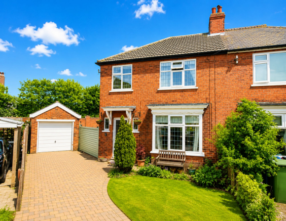 4 bed property, in Dixon Avenue, £174,500