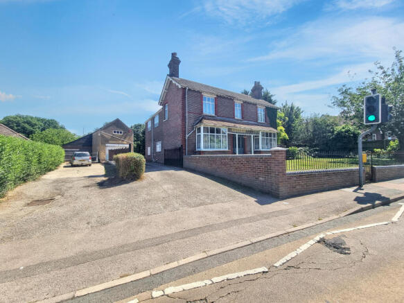 4 bed property, in 45 Luton Road, £950,000