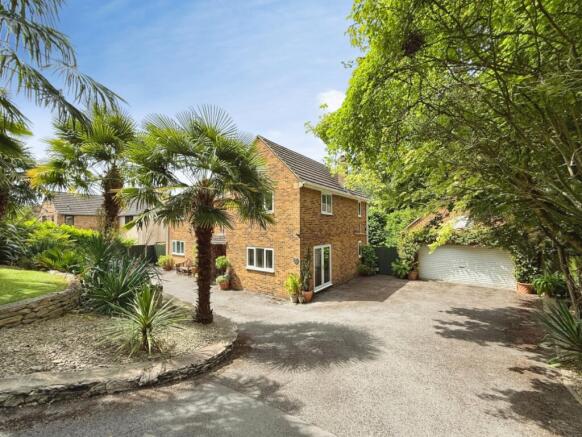 5 bed property, in Mill Farm Drive, £800,000
