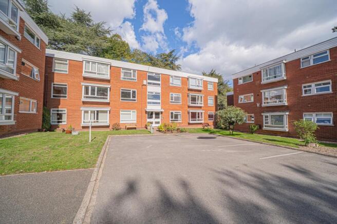 2 bed property, in Park Road, £195,000