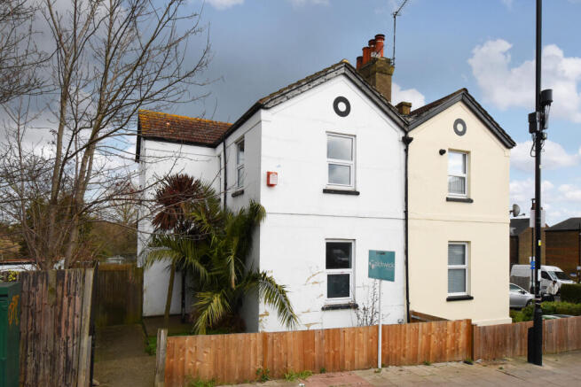 3 bed property, in Honor Oak Park, £675,000