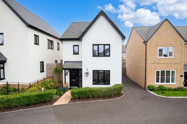 3 bed property, in Mandarin Close, £359,995