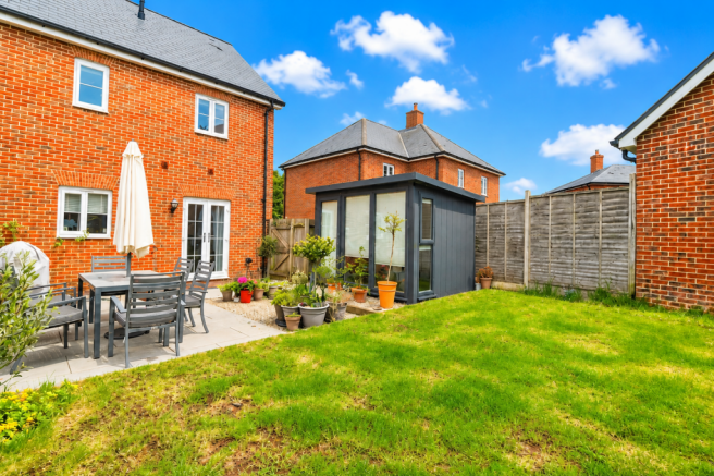 2 bed property, in Osprey Gardens, £290,000