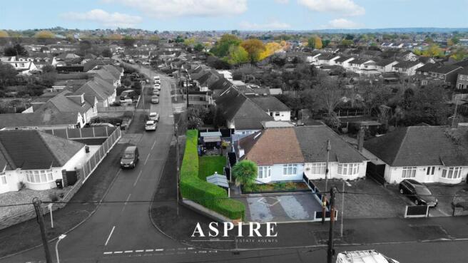 3 bed property, in ***SELF CONTAINED ANNEX***Deirdre Avenue, £500,000