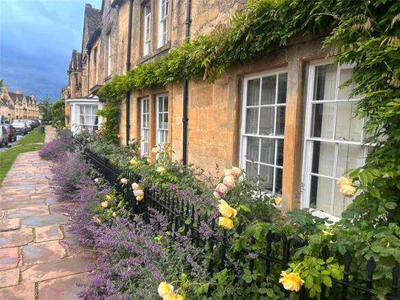 6 bed property, in High Street, £2,500,000