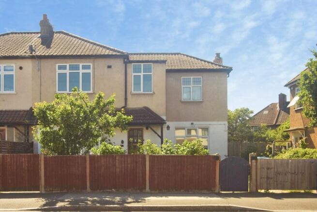 2 bed property, in Hazelwood Avenue, £170,000