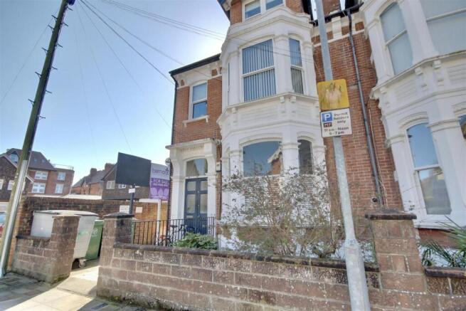 1 bed property, in Whitwell Road, £150,000