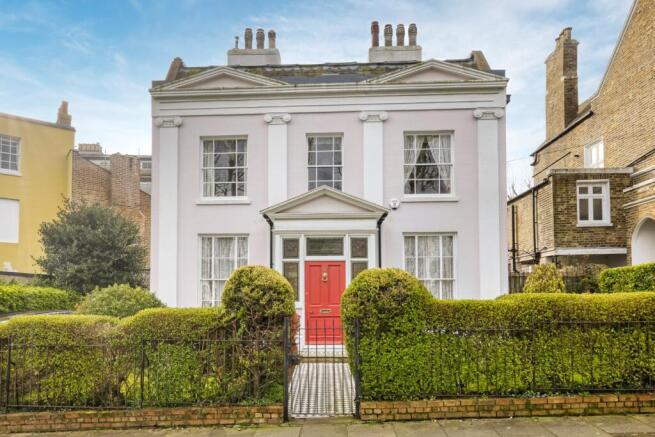4 bed property, in Vale Square, £800,000