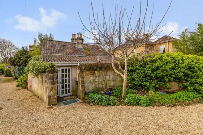 2 bed property, in Williamstowe, £495,000