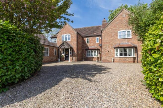 5 bed property, in The Park, £695,000